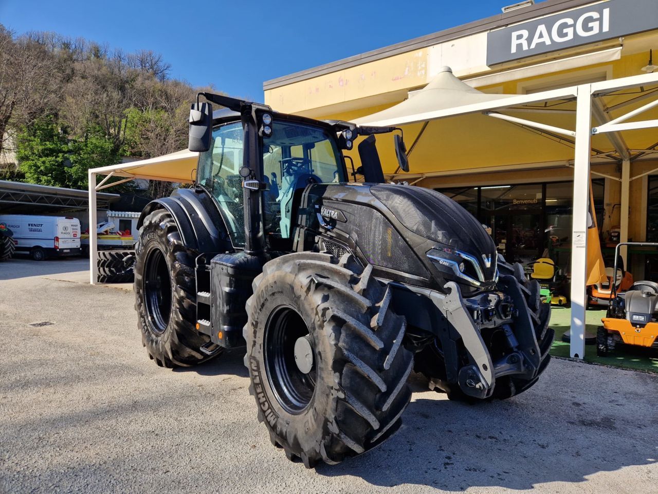 E-FARM: Valtra Q305 - Tractor - id AMLNLTL - €169,000 - Year of construction: 2023 - Engine hours: 257,Engine power (HP): 305,Italy