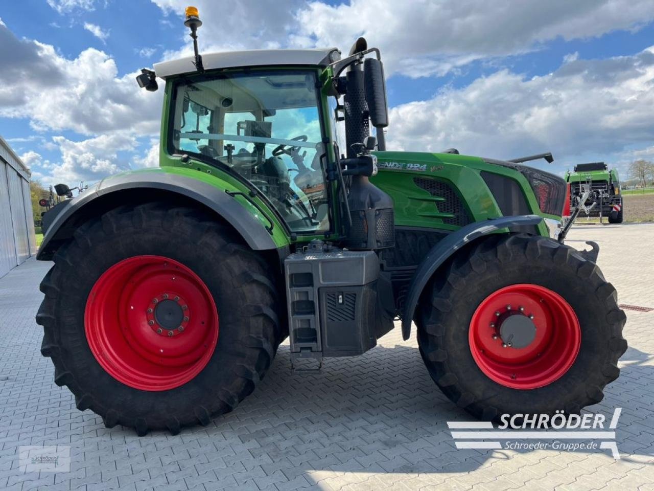 Fendt 824 Vario ProfiPlus tractor €117,500