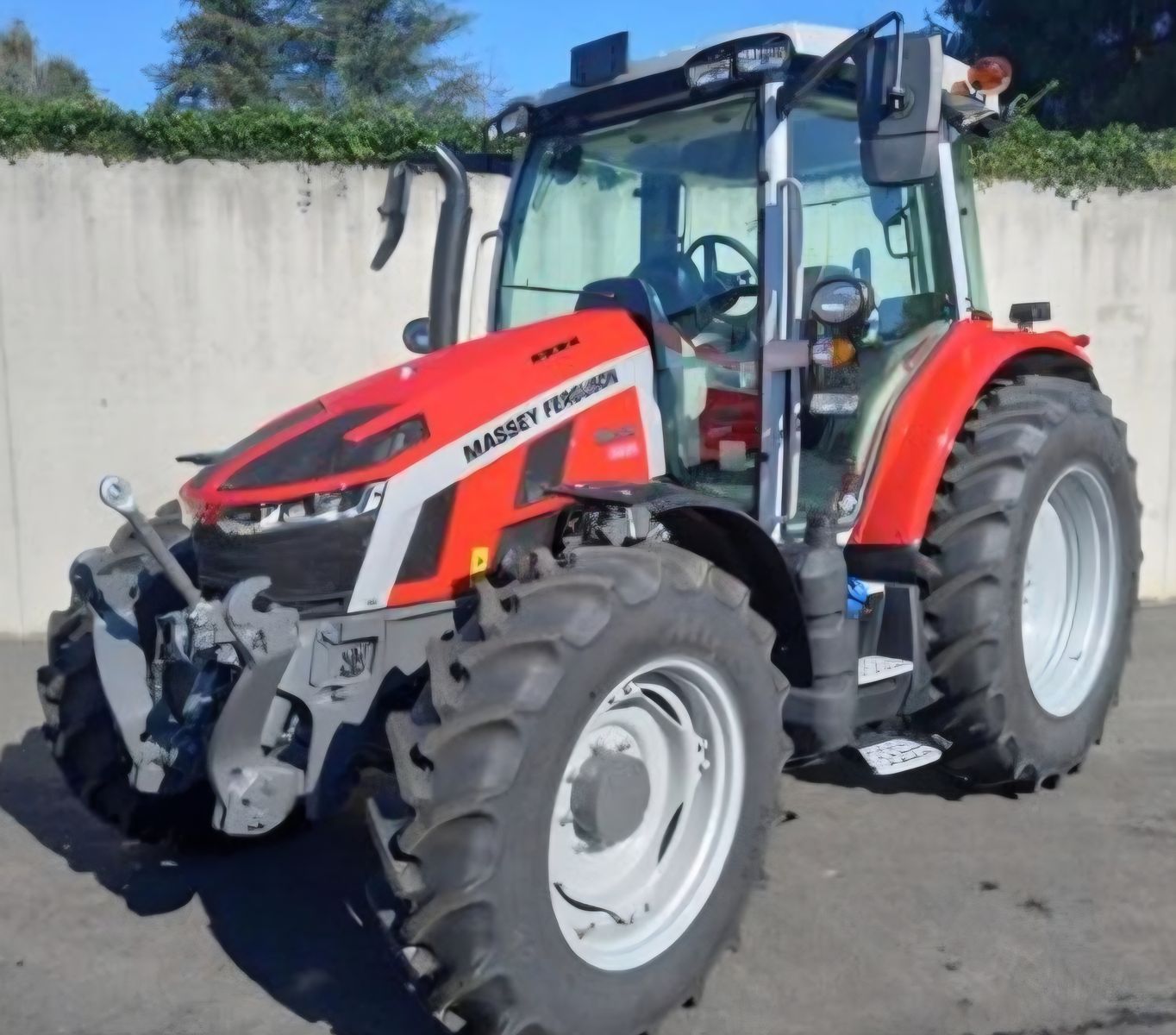 Massey Ferguson 5S.105 Tractor €90,965