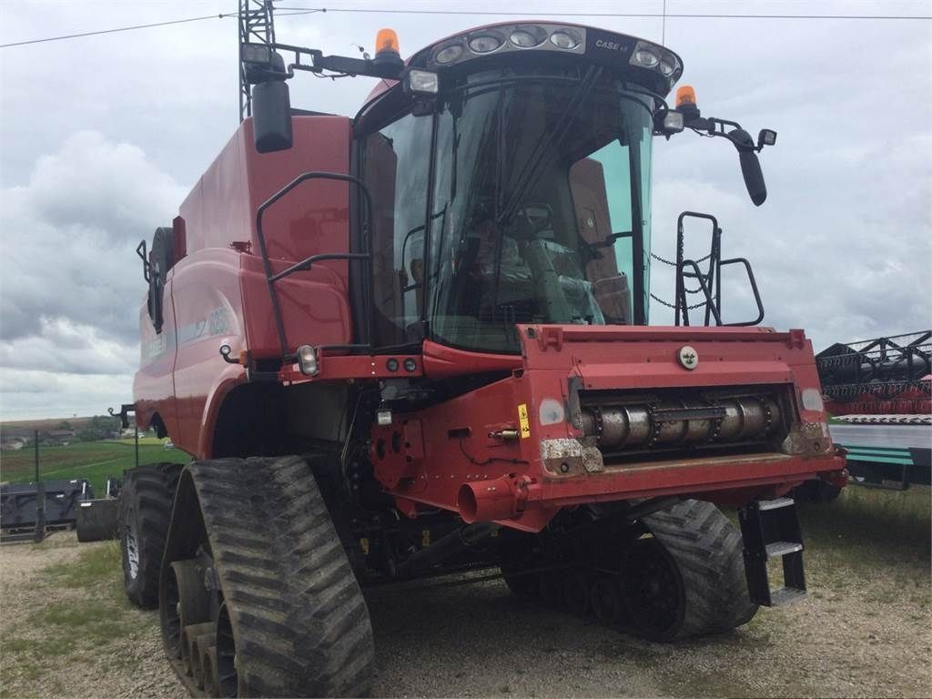 E-FARM: Case IH Axial Flow 8230 - Mähdrescher - id LYFJEVU - 145.000 € - Baujahr: 2014 - Abgelesene Motorstunden: 2.606,Frankreich