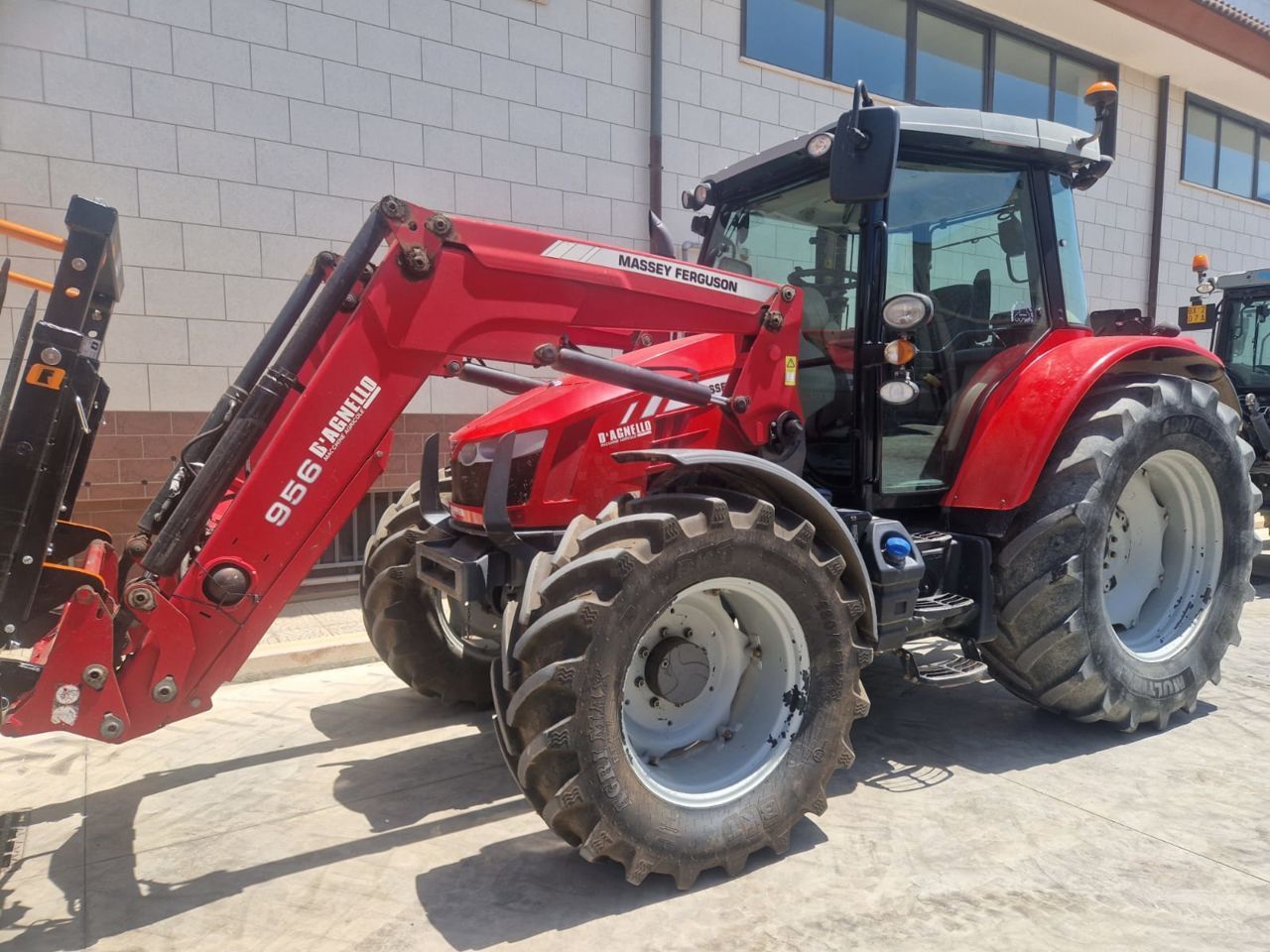 E-FARM: Massey Ferguson 5712M - Traktor - id LBRA7AW - 55 000 € - Rok produkcji: 2017 - Motogodziny: 6610,Moc silnika: 125,Włochy