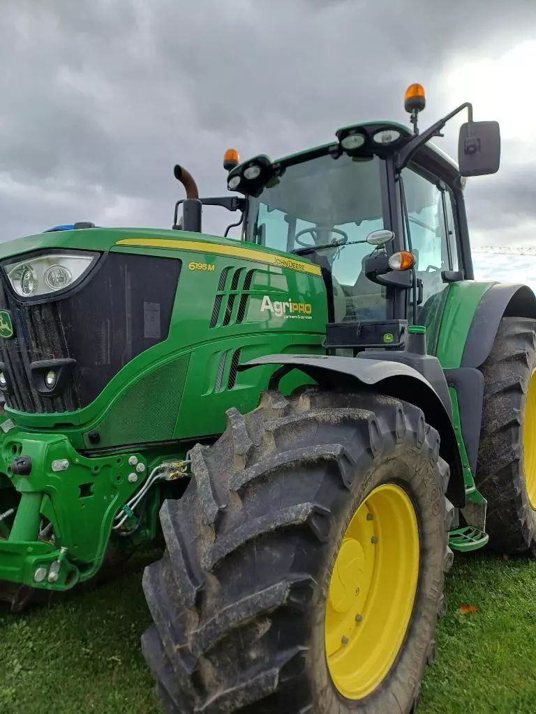 John Deere 6195 M Tractor €90,000