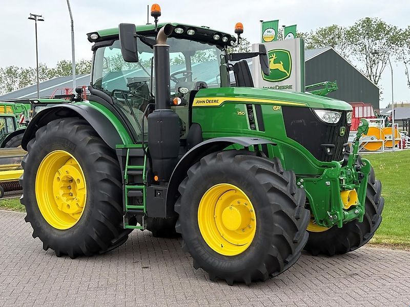 John Deere 6R 250 Traktor