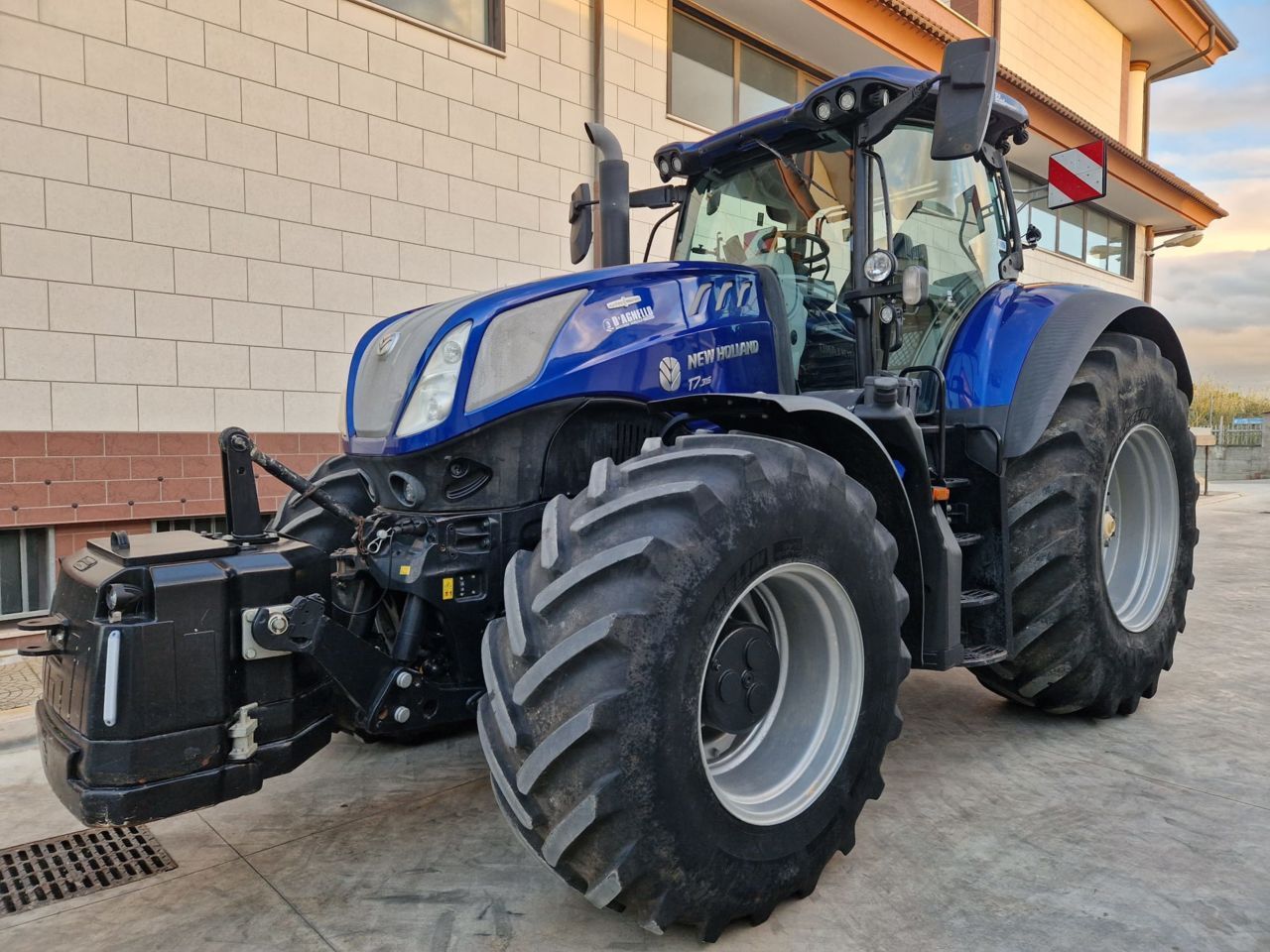 E-FARM: New Holland T7.315 - Tractor - id VPXKRXQ - €135,000 - Year of construction: 2020 - Engine hours: 2,423,Engine power (HP): 315,Italy