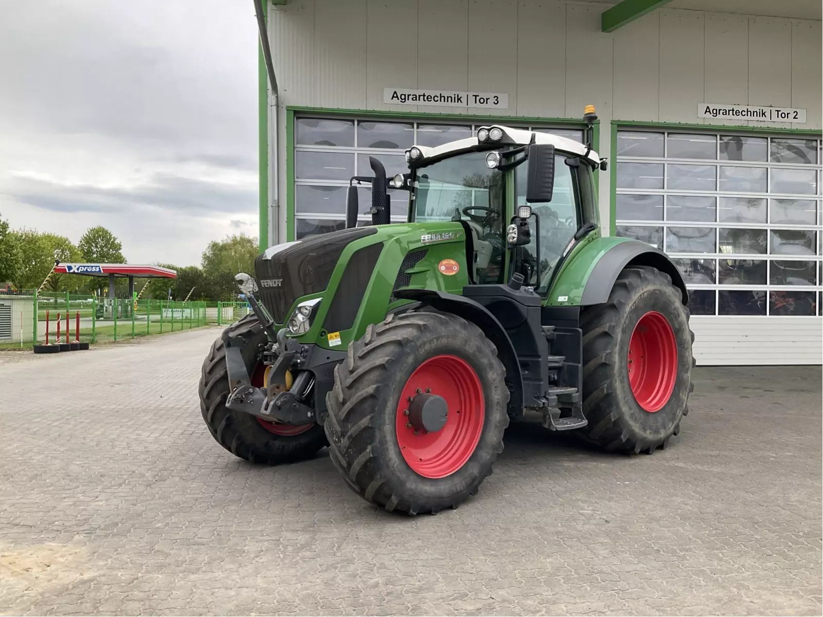 Fendt 826 Vario Profi Plus Traktor 99 000 EUR