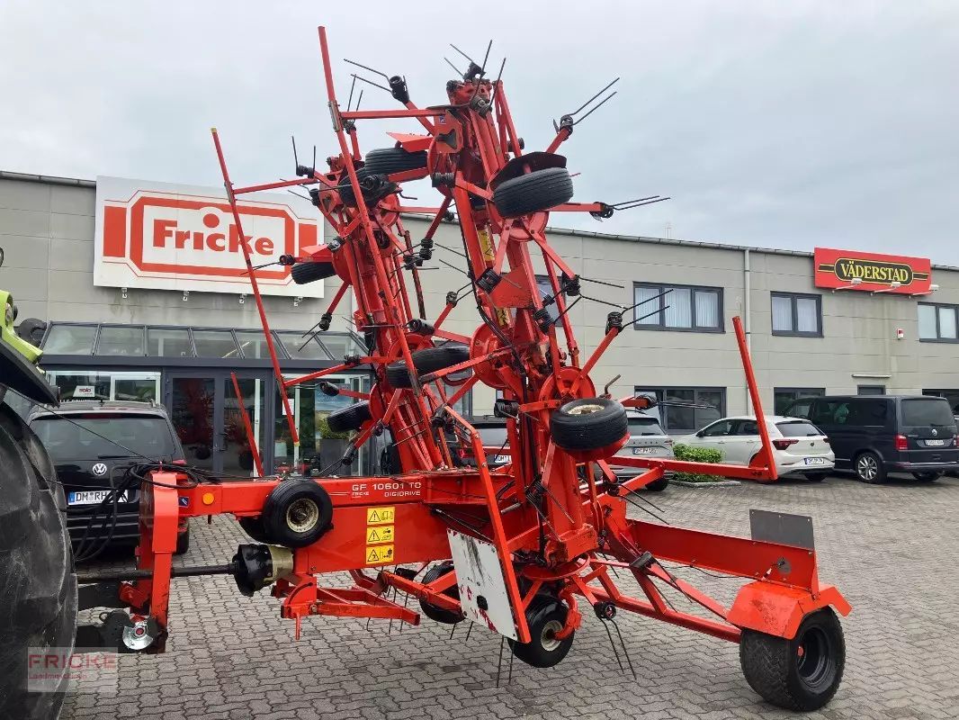 E-FARM: Kuhn GF 10601 TO - Tedder - id Q2AHHEM - €5,695 - Year of construction: 2007 - Germany
