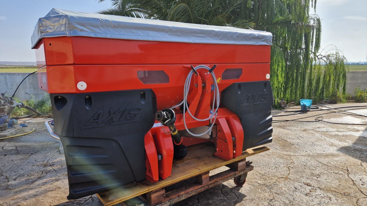 E-FARM: Kuhn axis 30.1 - Rozsiewacz nawozów - id AVBJZHF - 6700 € - Rok produkcji: 2015 - Włochy