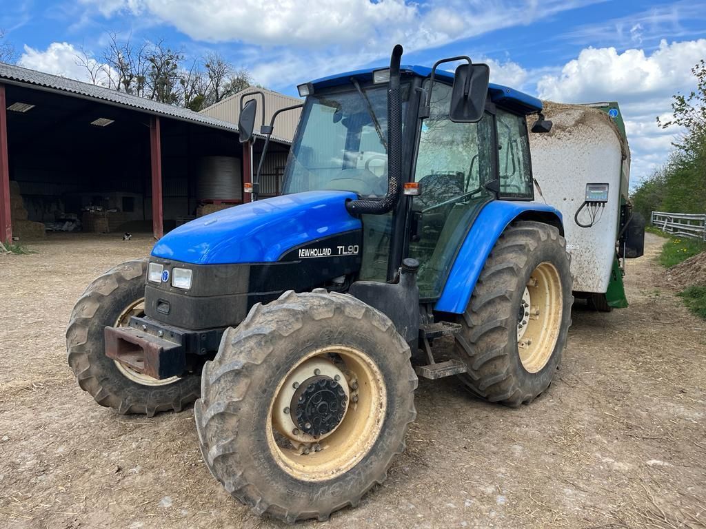 E-FARM: New Holland TL90 - Trattore - id VDXBTCG - 20.500 € - Anno di costruzione: 2003 - Ore: 5.838,Potenza del motore: 90,Francia