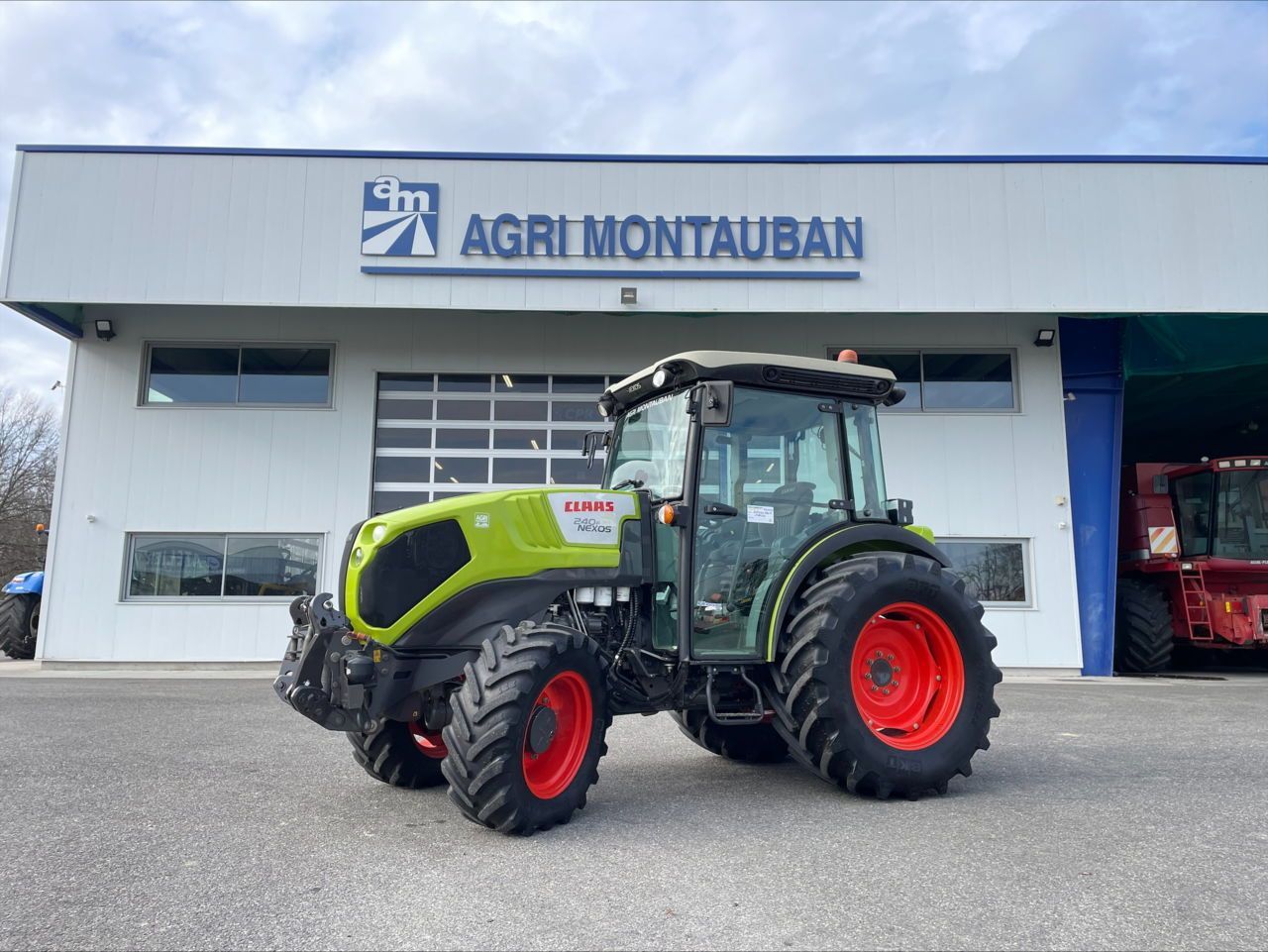 E-FARM: Claas Nexos 240 F - Tractor - id M324W5A - €45,001 - Year of construction: 2022 - Engine hours: 2,431,Engine power (HP): 100,France