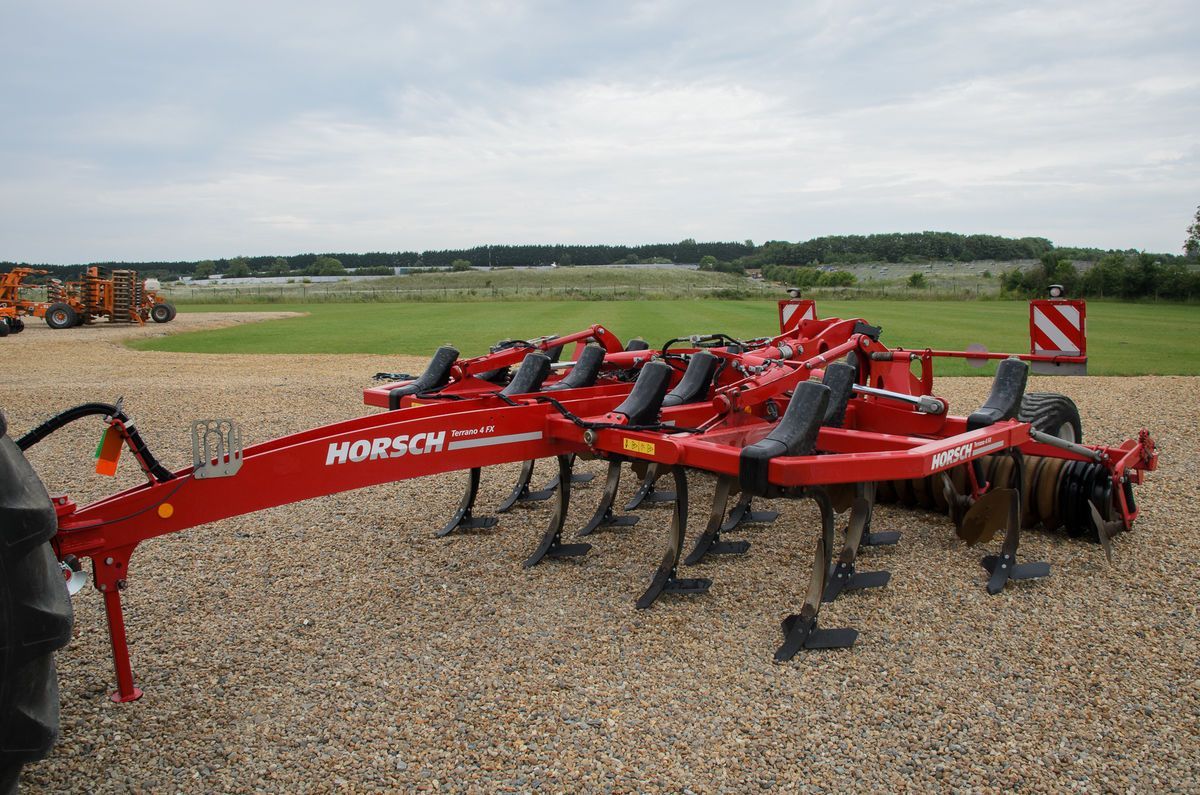 E-FARM: HORSCH Terrano 4 FX - Kultivator - id MB37GCV - 18.734 € - Produktionsår: 2017 - Storbritanien