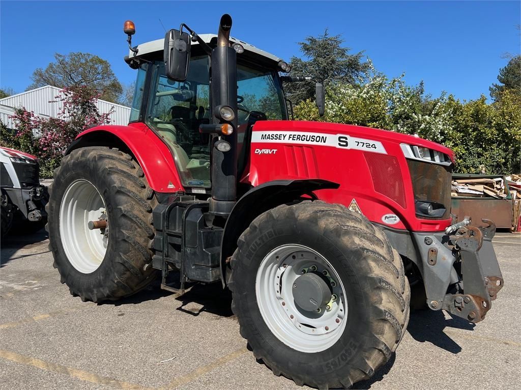 Massey Ferguson 7724 Traktor 73 980 €