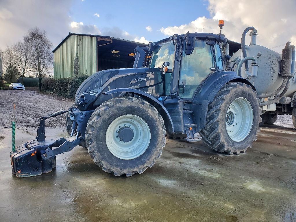 E-FARM: Valtra T214 Active - Tractor - id VDMKK3A - €98,000 - Year of construction: 2021 - Engine hours: 2,700,Engine power (HP): 215,France