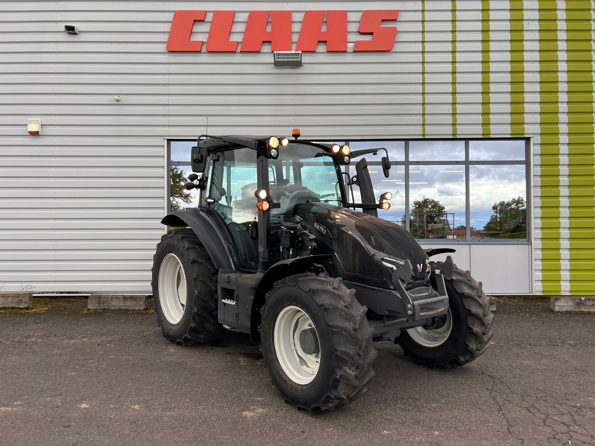 E-FARM: Valtra G105 - Traktor - id R6KMLHH - 69 000 € - Rok produkcji: 2022 - Motogodziny: 1720,Francja