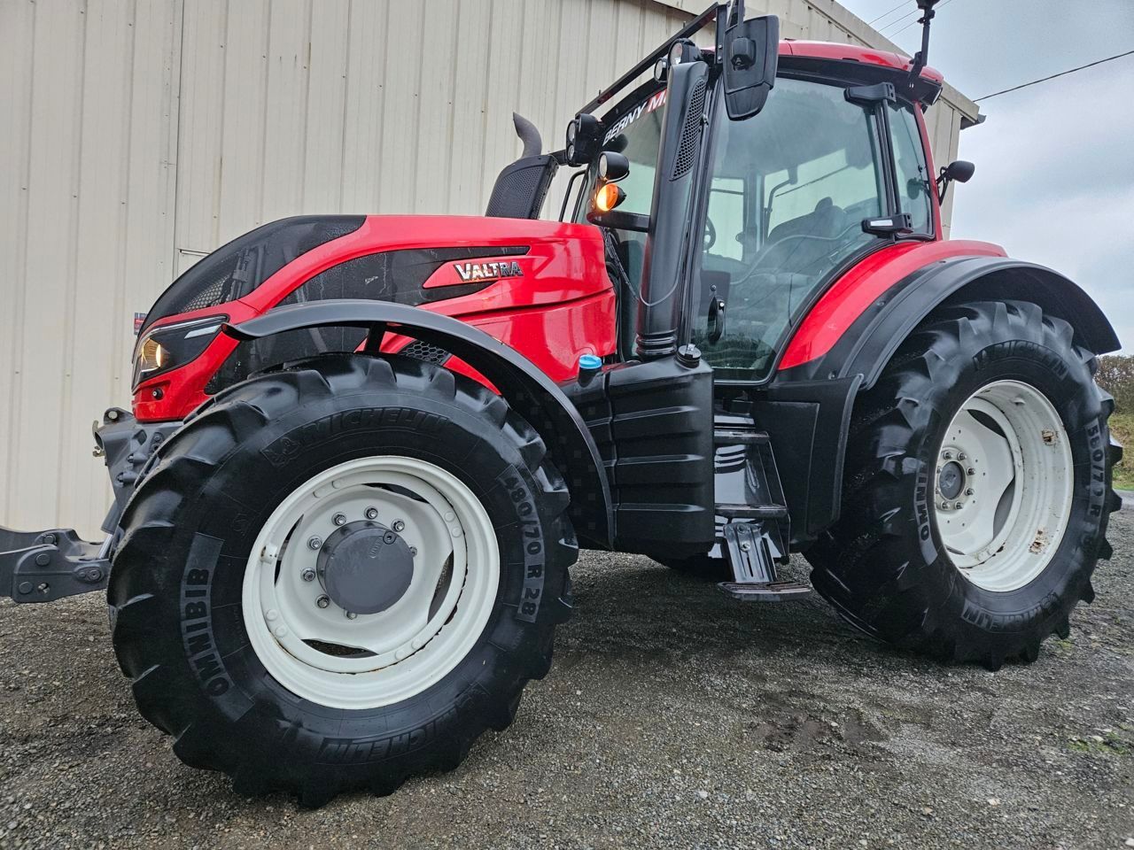 E-FARM: Valtra T154 - Tractor - id 5ACZDBX - €60,000 - Year of construction: 2019 - Engine hours: 3,400,Engine power (HP): 154,France