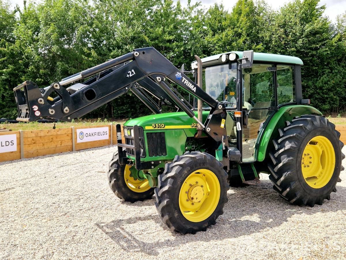 E-FARM: John Deere 5510 - Traktor - id EZM3GBK - 16.904 € - Leto izgradnje: 2004 - Število ur motorja: 7.626,Moč motorja (HP): 89,Združeno kraljestvo