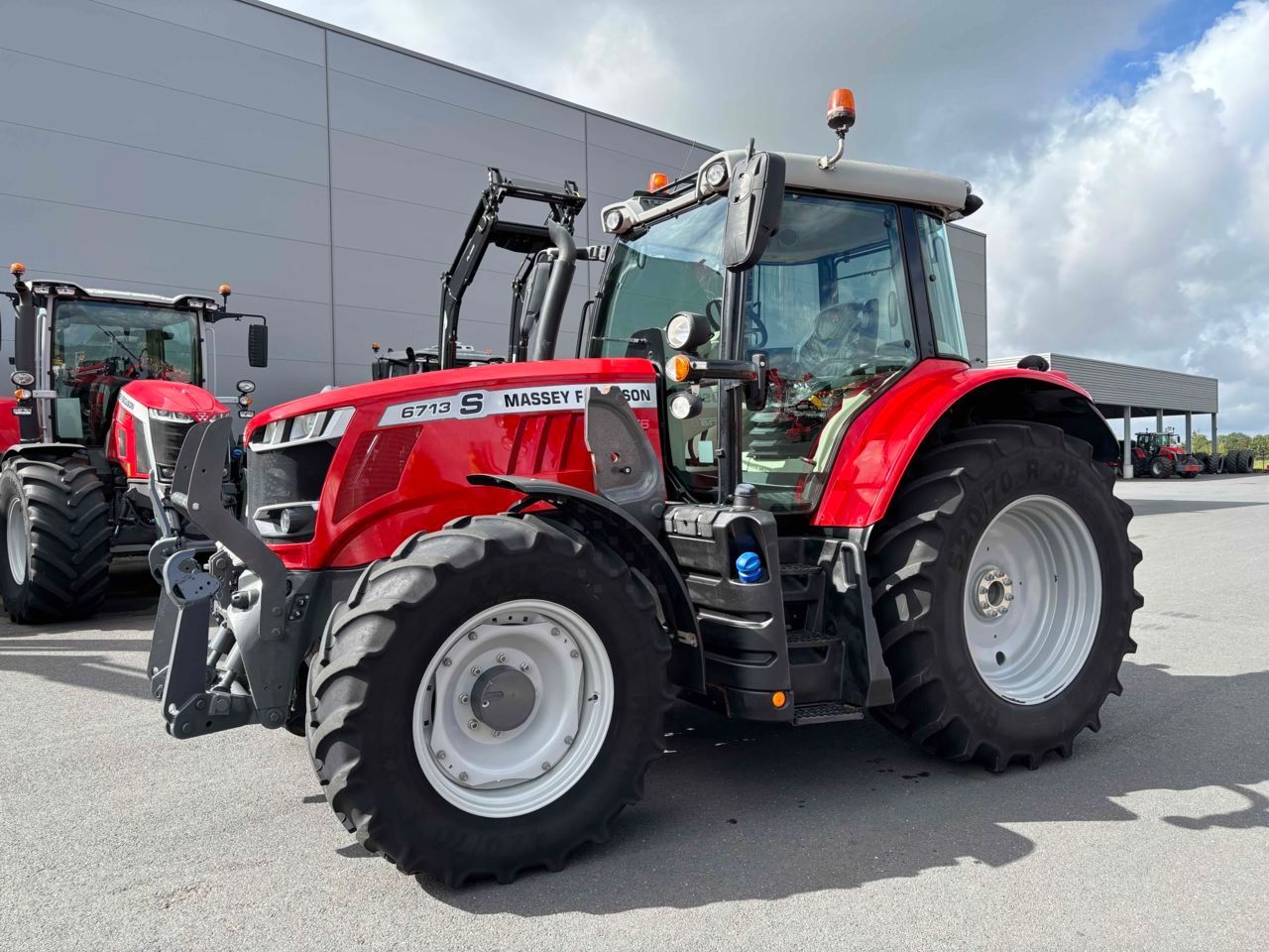 E-FARM: Massey Ferguson 6713 - Tractor - id F5EXJU5 - €69,000 - Year of construction: 2021 - Engine hours: 2,980,Engine power (HP): 130,France
