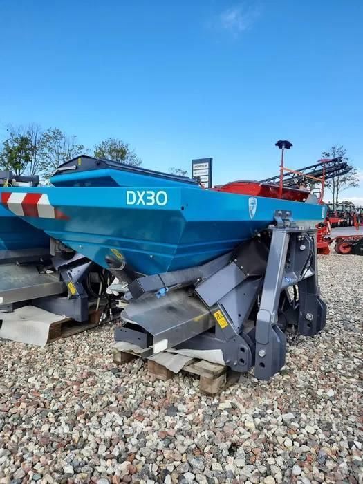 E-FARM: sulky dx 30 - Epandeur d'engrais - id HHTCZVU - 9 237 € - Année: 2023 - Pologne
