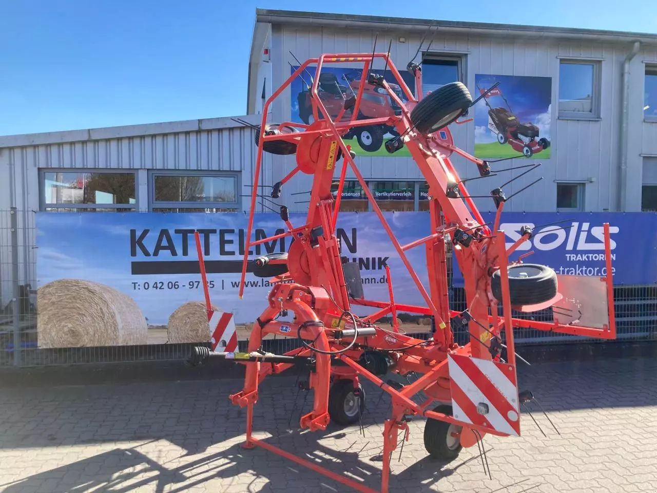 E-FARM: Kuhn GF 6502 - Faneuse - id IQZ6BX1 - 9 800 € - Année: 2022 - Allemagne