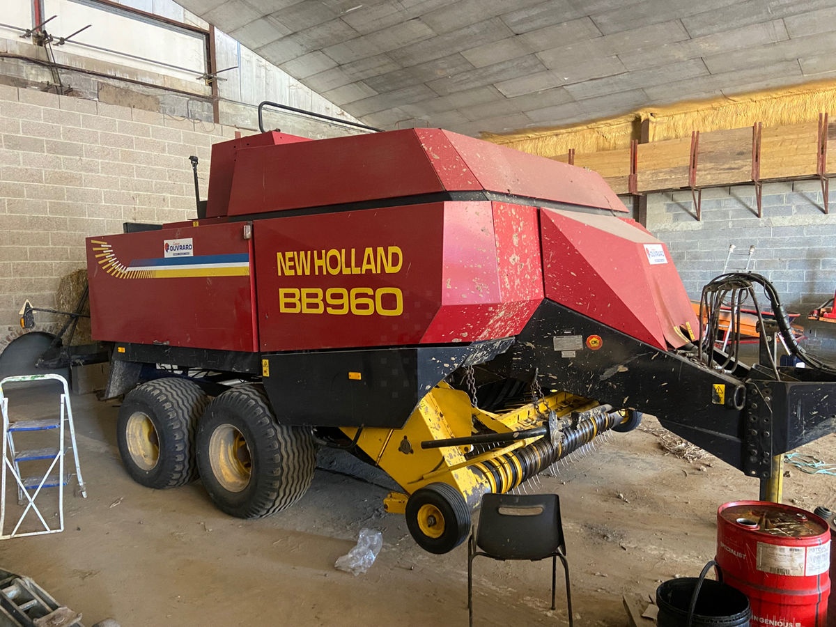 New Holland BB 960 baler €23,000