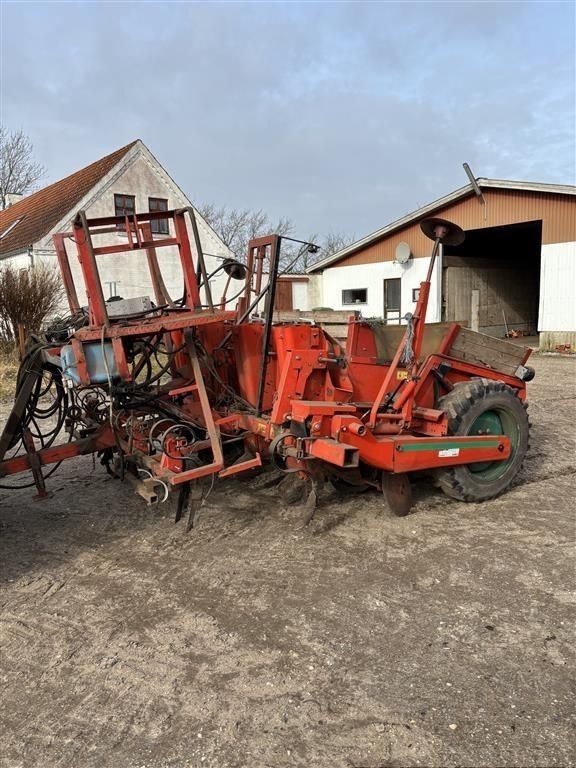 E-FARM: Kverneland underhaug 3200 - Sowing machine other - id 57UZYA6 - €8,714 - Year of construction: 1998 - Denmark