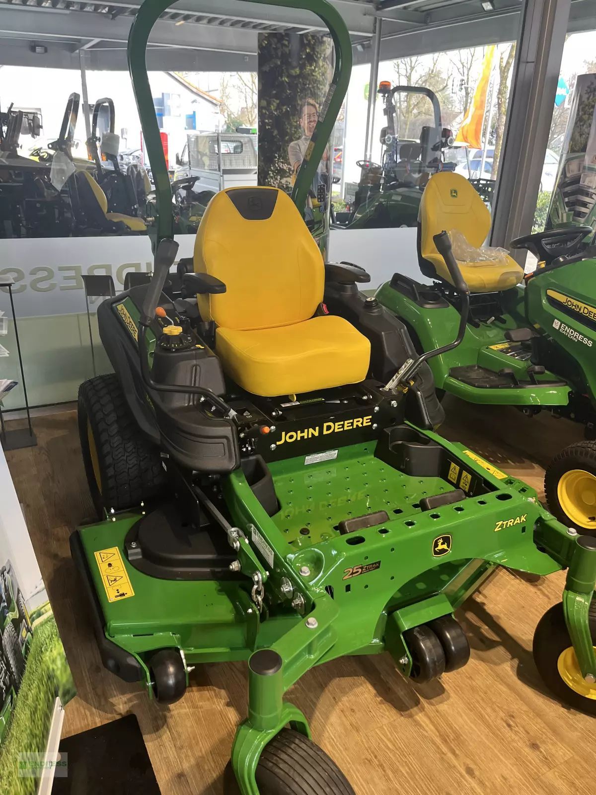 E-FARM: John Deere 950 - Tondeuse - id 1NSW97C - 15 546 € - Année: 2023 - Allemagne