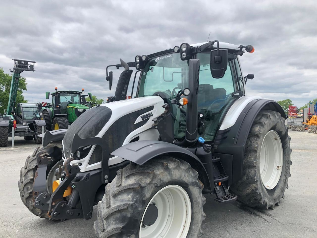 E-FARM: Valtra N114e - Tracteur - id U9RSTAM - Année: 2020 - Lecture du nombre d'heure: 3 350,Puissance du moteur (chevaux): 125,France