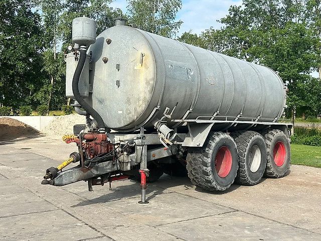E-FARM: Jako 22000 liter 22 m3 vacuumtank 3 asser giertank mesttank - Slurry tanker - id MQBKYS9 - €16,500 - Year of construction: 1993 - Netherlands