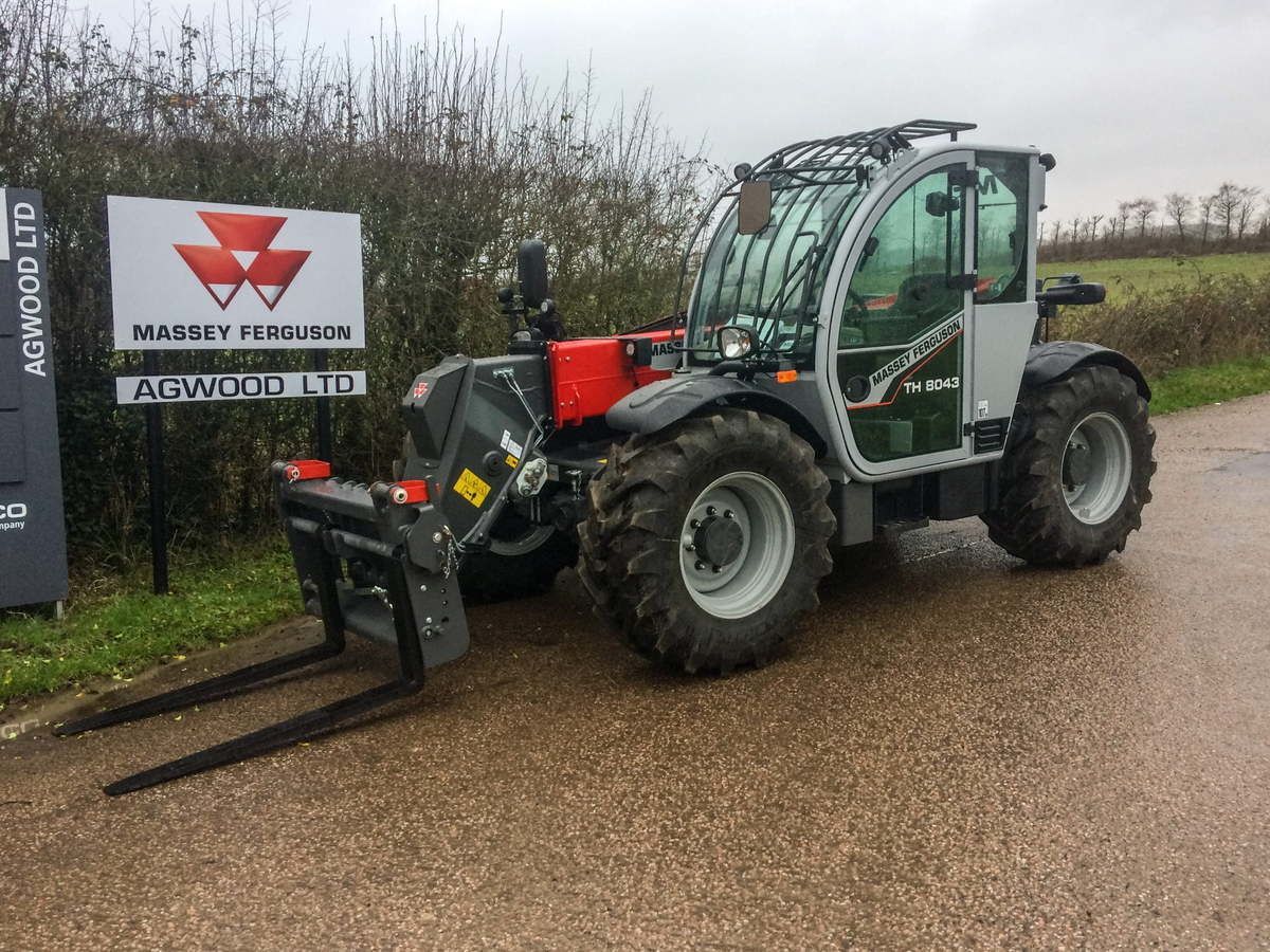 E-FARM: Massey Ferguson th.8043 - Chargeur télescopique  - id XDZNAFA - 92 743 € - Année: 2023 - Royaume-Uni