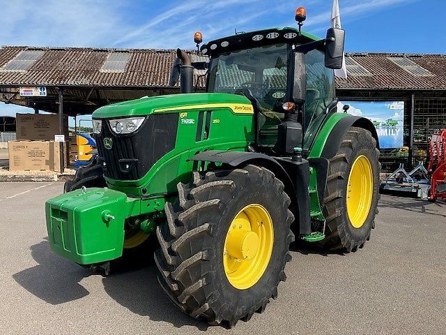 E-FARM: John Deere 6R 250 - Tracteur - id NBA1ZHY - 187 863 € - Année: 2024 - Lecture du nombre d'heure: 895,Puissance du moteur (chevaux): 250,Royaume-Uni