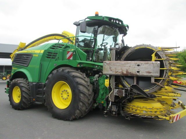 E-FARM: John Deere 9700 - Self propelled forage harvester - id H8CPMUV - Year of construction: 2022 - Engine hours: 1,063,France