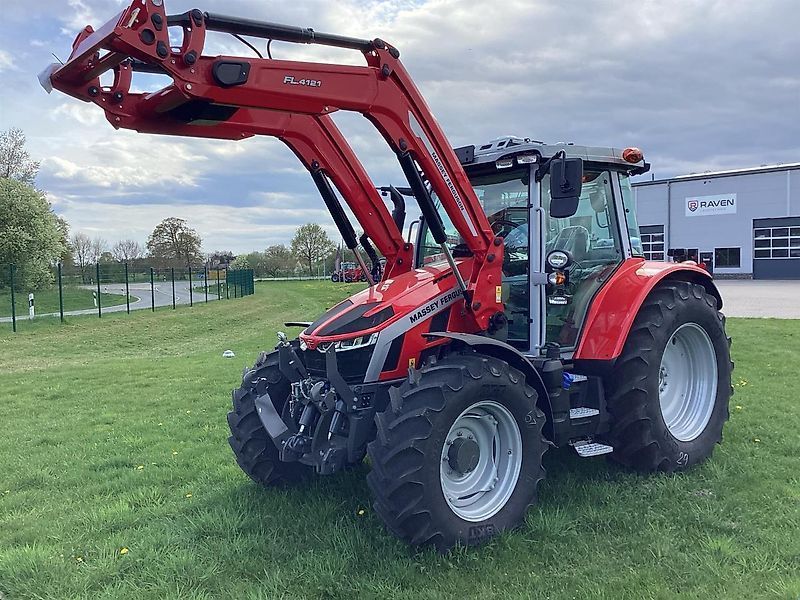 Massey Ferguson 6S.135 Traktor