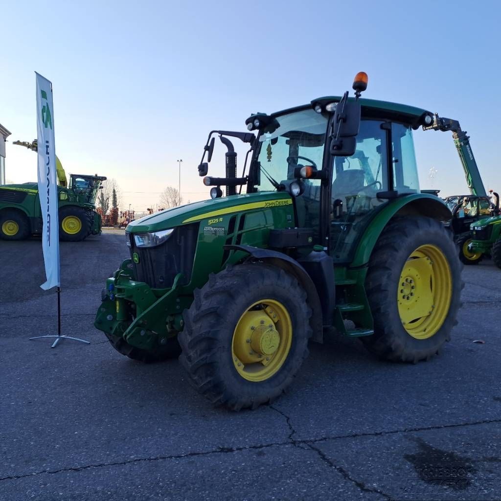 E-FARM: John Deere 5125 R - Tractor - id SSVHULV - €46,000 - Year of construction: 2018 - Engine hours: 9,511,Engine power (HP): 111,Italy