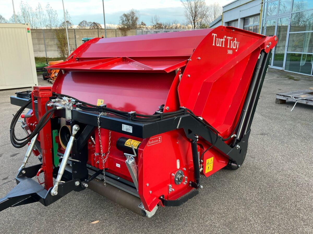 E-FARM: redexim turf tidy 3000 rasenkehrmaschine - Municipal equipment - id A6ZIFI5 - €17,800 - Year of construction: 2022 - Austria