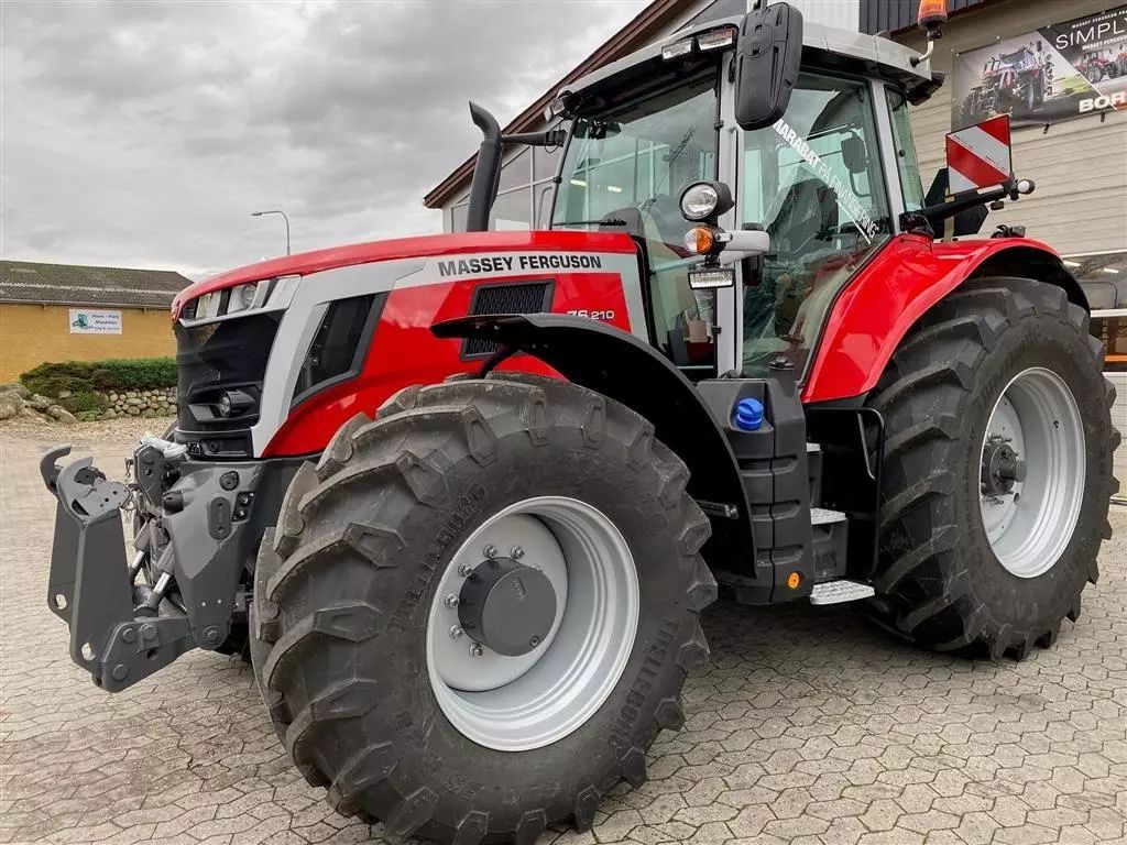 E-FARM: Massey Ferguson 7S.210 Exclusive - Tractor - id UNH9D4L - €160,011 - Year of construction: 2023 - Engine hours: 3,Engine power (HP): 210,Denmark