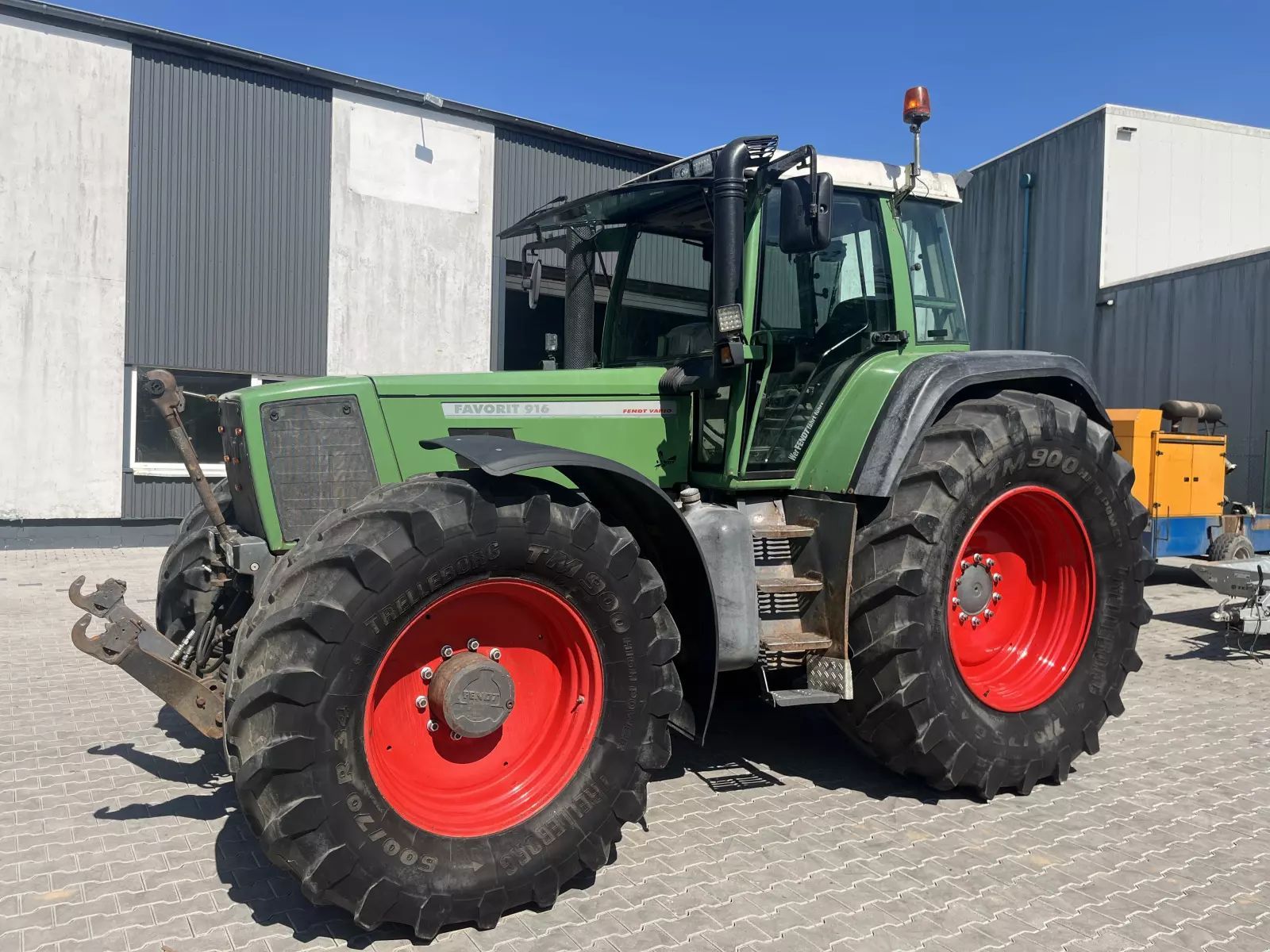 E-FARM: Fendt Favorit 916 Vario - Tractor - id IUUUGSR - 40.500 € - Horas: 17.400 - Potencia del motor: 170,Alemania