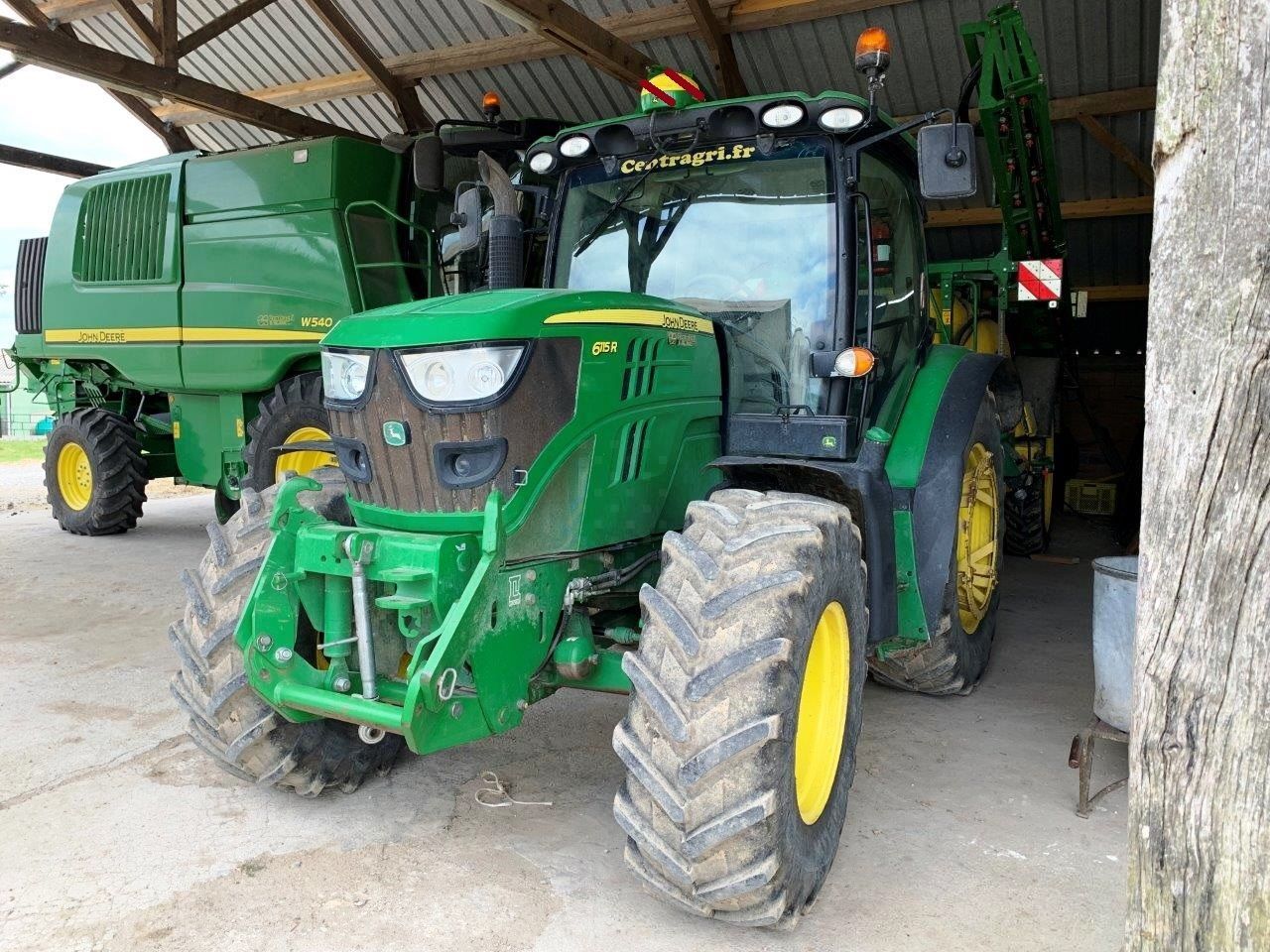 E-FARM: John Deere 6115 R - Tracteur - id CIWBLQE - Année: 2013 - Lecture du nombre d'heure: 5 850,Puissance du moteur (chevaux): 115,France