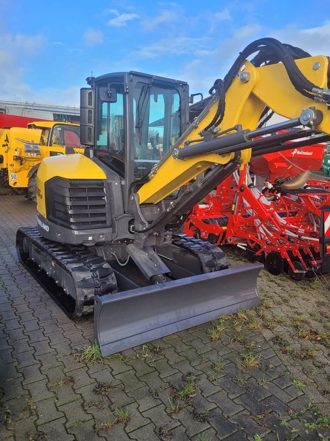 E-FARM: New Holland TN55 - Escavatore - id SU3HTNY - 71.009 € - Anno di costruzione: 2023 - Potenza del motore: 58,Germania