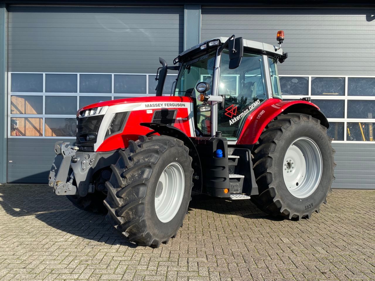 Massey Ferguson 6S.135 Traktor