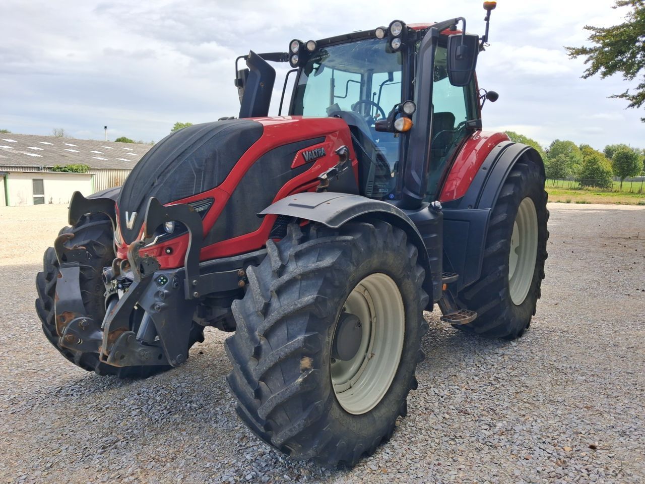 E-FARM: Valtra T174e - Tractor - id LJPBX2B - €94,000 - Year of construction: 2021 - Engine hours: 3,300,Engine power (HP): 175,France