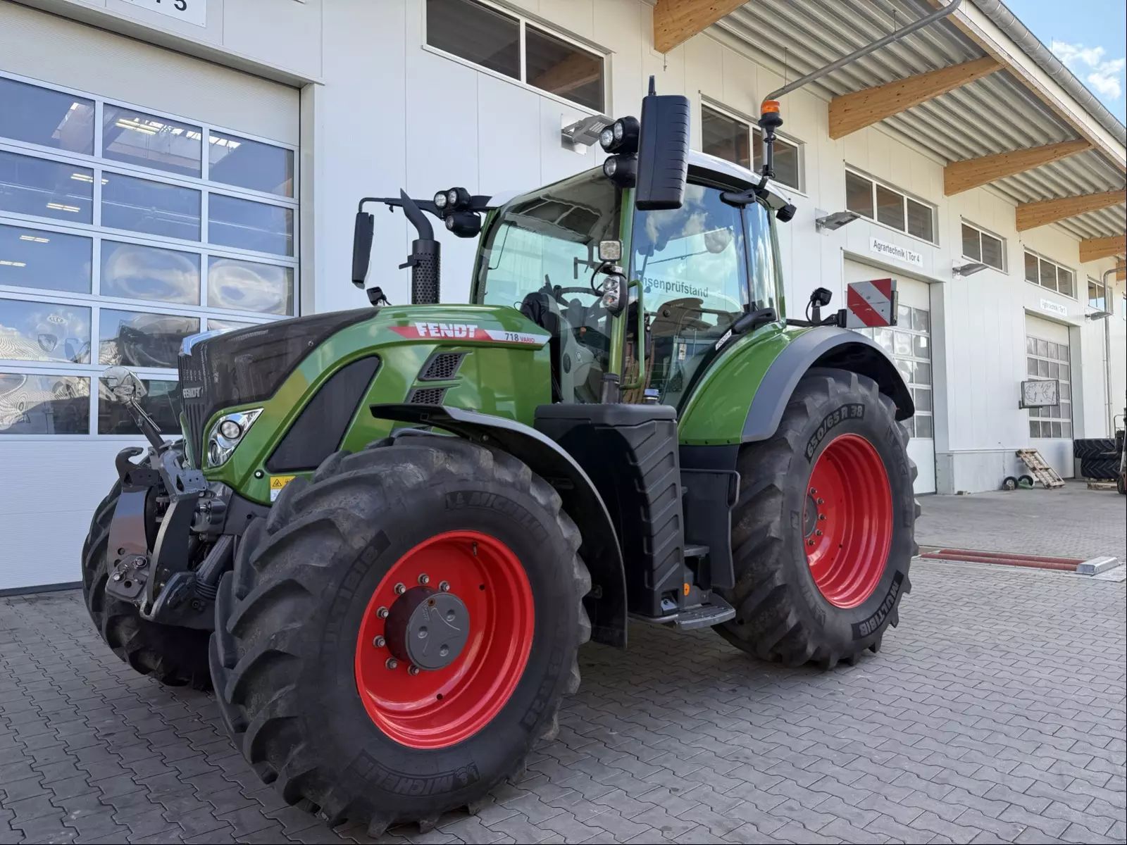 E-FARM: Fendt 718 Vario ProfiPlus - Tractor - id 5UDWAEL - €165,000 - Year of construction: 2023 - Engine hours: 545,Engine power (HP): 180,Germany