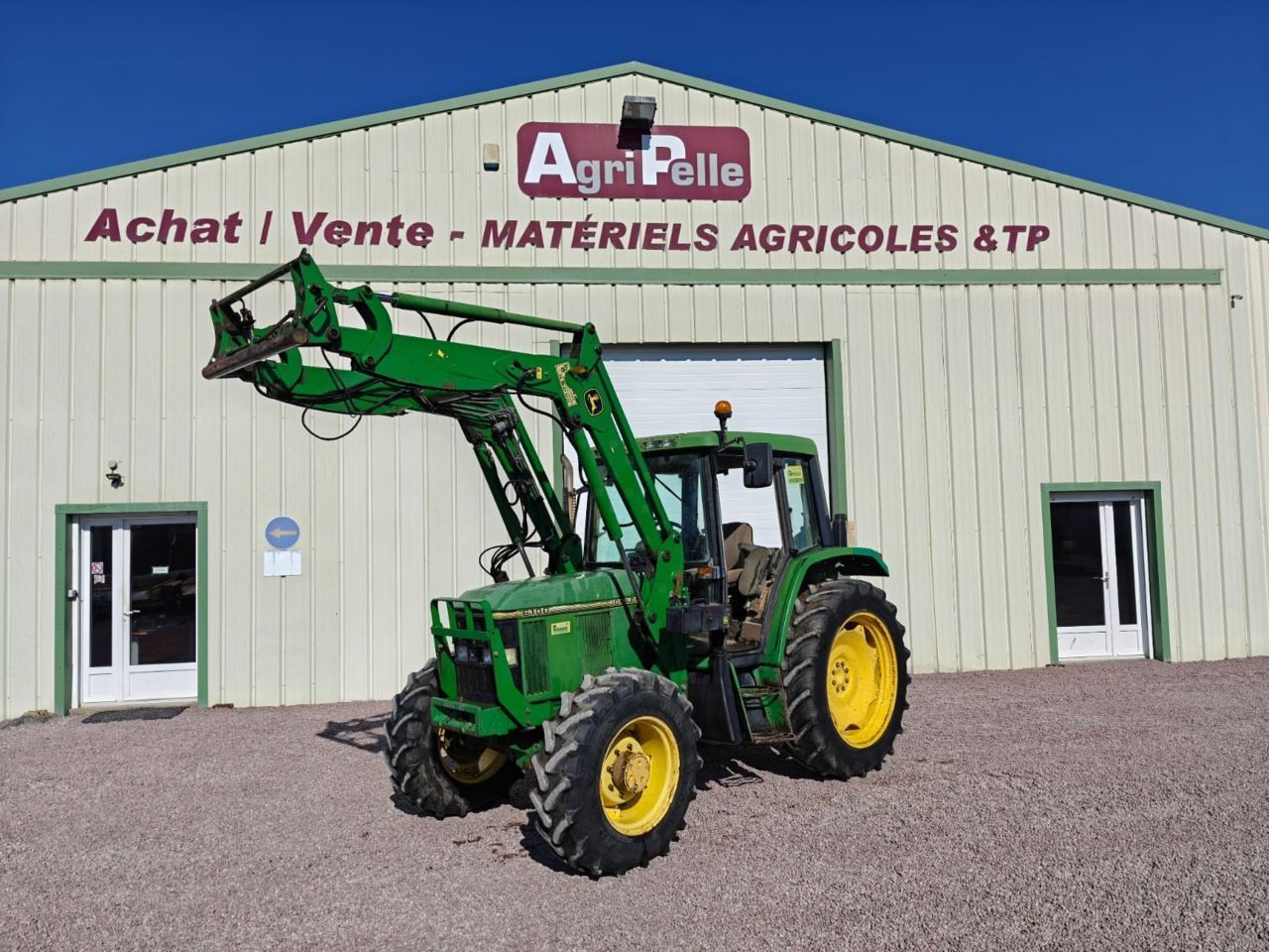 E-FARM: John Deere 6100 - Traktor - id XIZF5UA - 17.000 € - Baujahr: 1993 - Abgelesene Motorstunden: 18.880,Motorleistung (PS): 75,Frankreich