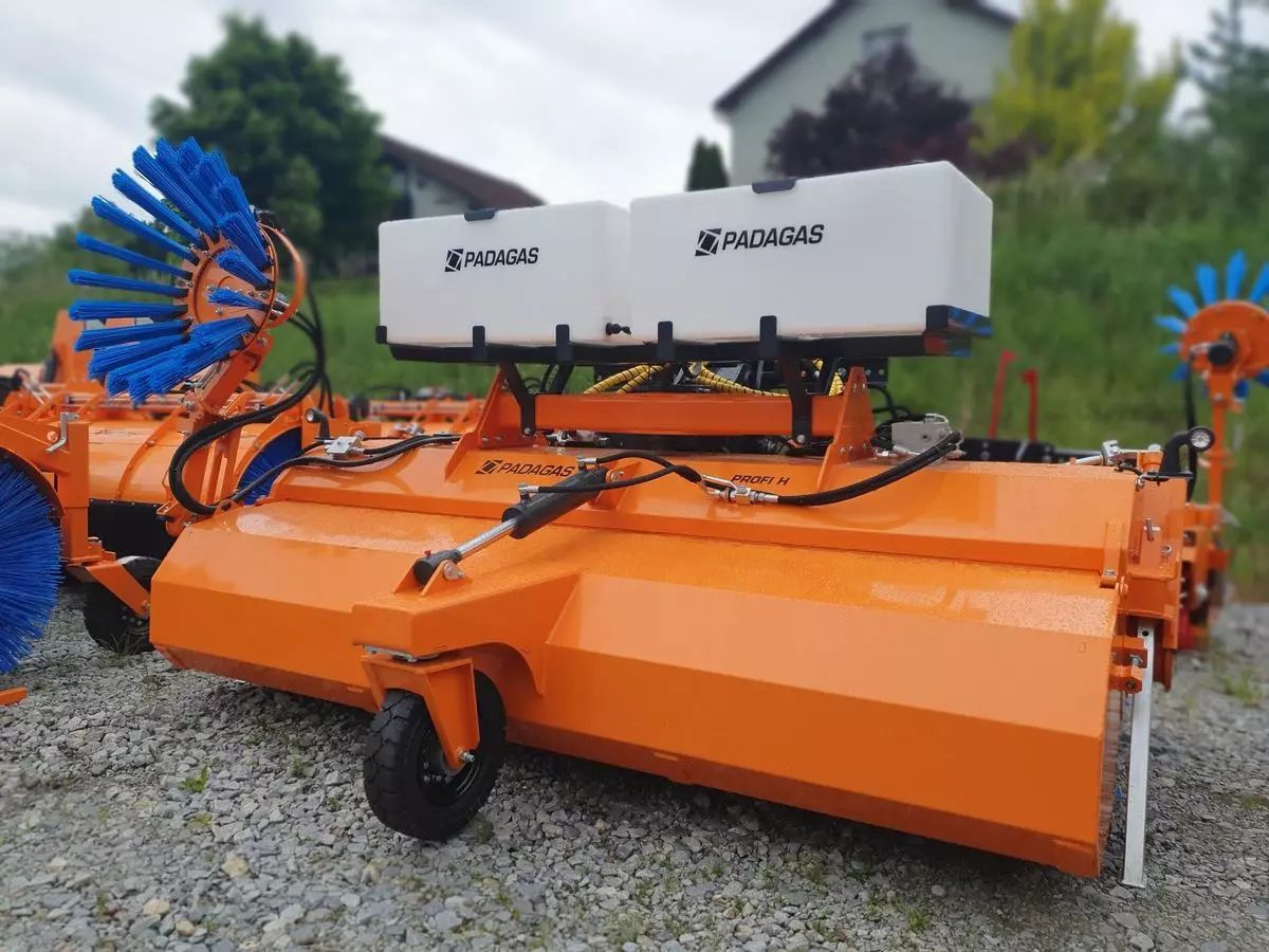 E-FARM: padagas profi h kehrmaschine traktor radlader bema tuche - Equipamiento municipal - id XQAYVPB - 10.490 € - Austria
