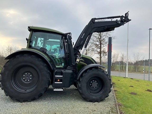 E-FARM: Valtra N155 - Trattore - id XW25JUC - 139.000 € - Anno di costruzione: 2024 - Germania