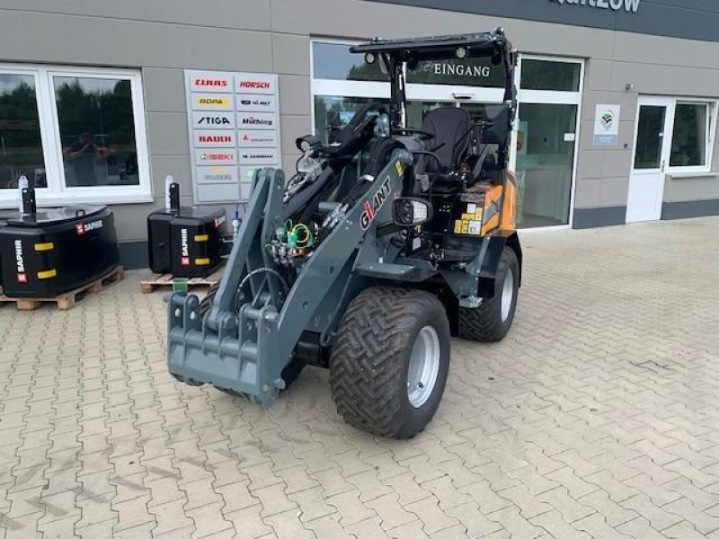 Giant g2700 hd compactloader €45,000