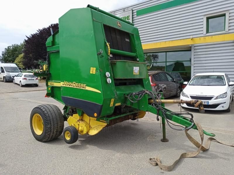 E-FARM: John Deere 592 - Presă de balotat - id NZ69SPE - 8.000 EUR - Anul: 2005 - Numărul total de baloți produși: 19.000,Franța