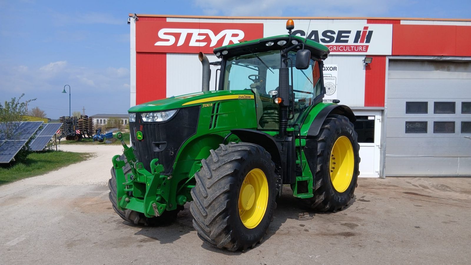 John Deere 7230 R Tractor €73,750