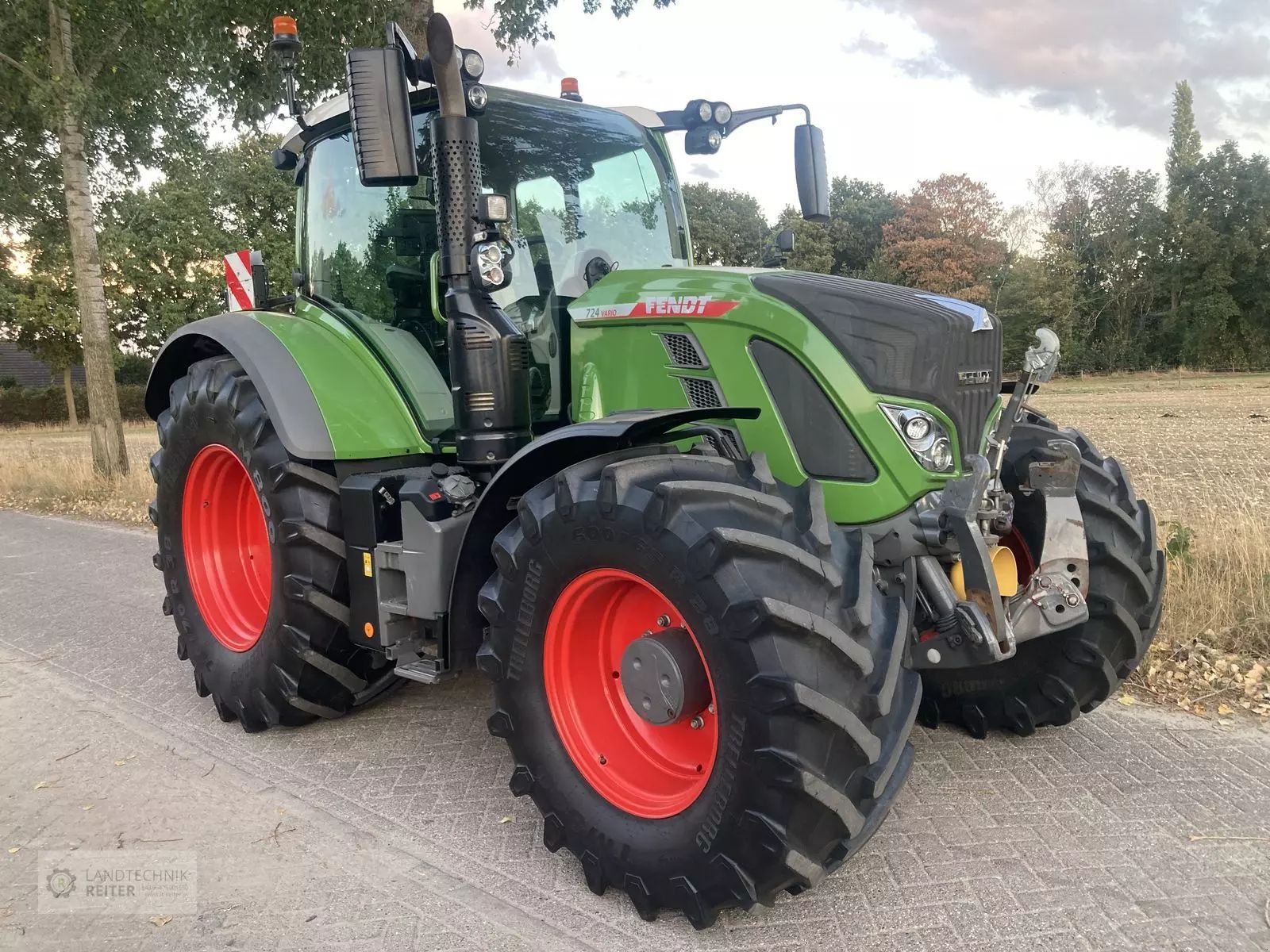 E-FARM: Fendt 724 Vario ProfiPlus - Tractor - id PQ2IKRD - €162,500 - Year of construction: 2023 - Engine hours: 3,100,Engine power (HP): 246,Austria