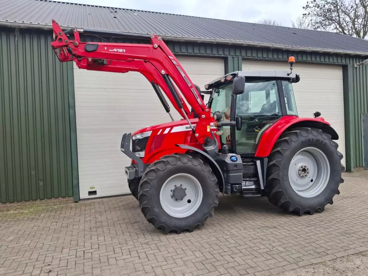 Massey Ferguson 6714 S Traktor
