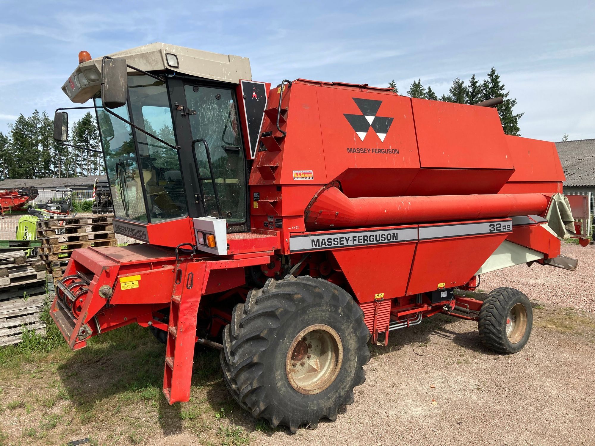 E-FARM: Massey Ferguson 32 - Kombajn zbożowy - id UVHC49U - 22 000 € - Rok produkcji: 1994 - Motogodziny: 3 319,Francja