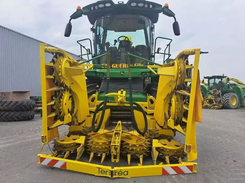 E-FARM: John Deere 8300 - Trinciatricia semovente - id UKPMKVL - Anno di costruzione: 2021 - Ore: 1.165,Potenza del motore: 490,Francia
